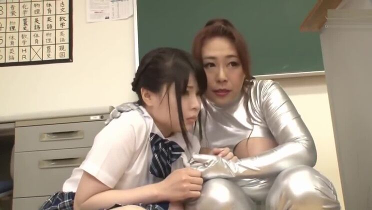 Verführerische, natürlich brüstige Asiatin beim Facesitting-Pornovideo