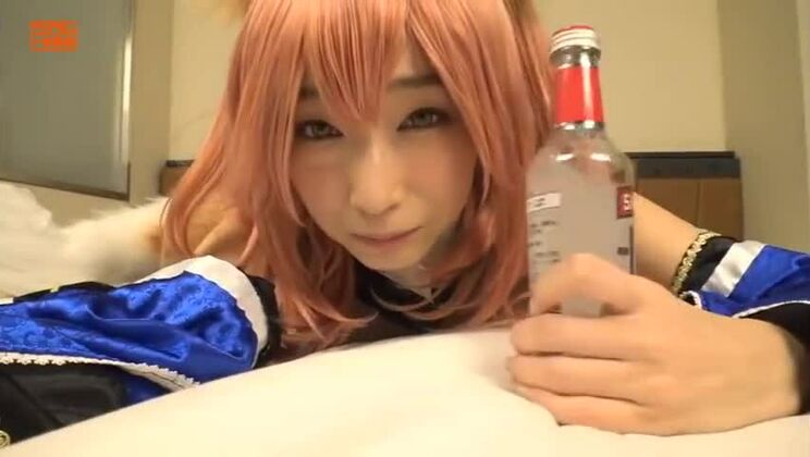 Wunderschöne japanische Schlampe, die ein fantastisches Cosplay-Pornovideo aufführt
