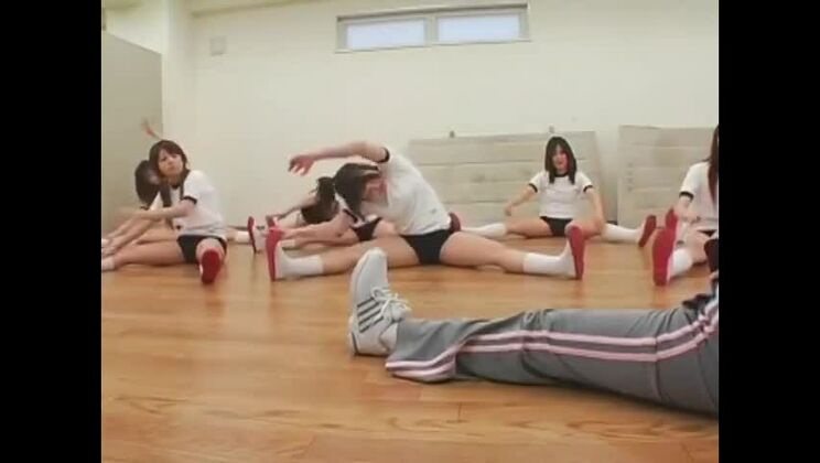 Elegante Asiatin in einem Bukkake-Film