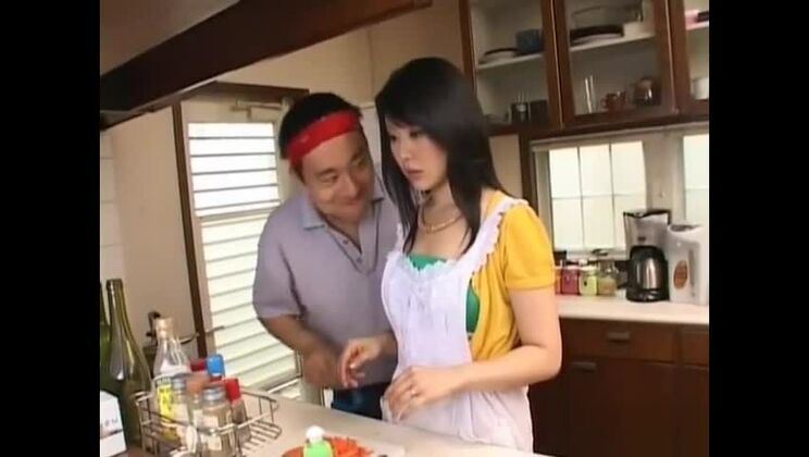 Reizende japanische Hure erlebt unglaublichen Hardcore-Sex