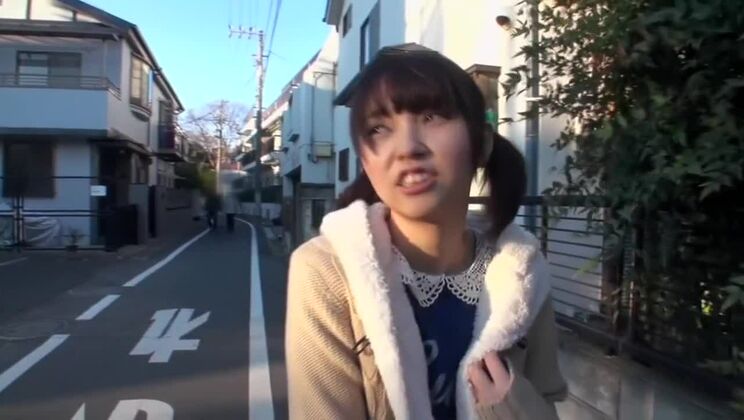 Anmutige japanische Schönheit in der Öffentlichkeit