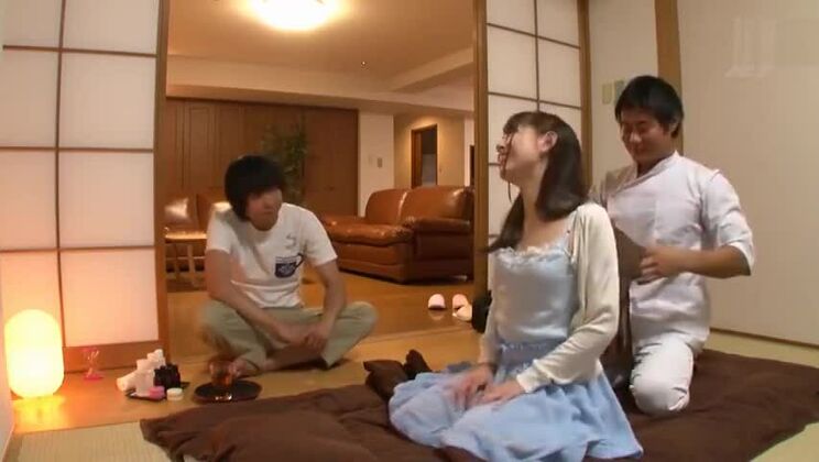 Verführerische japanische Hure in Bukkake-Pornovideo