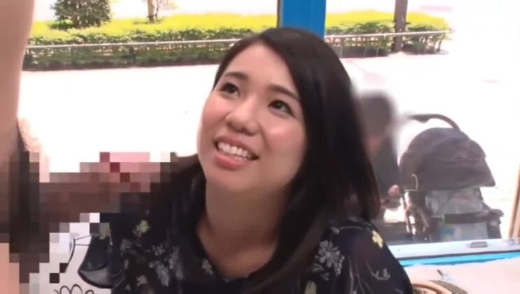 Hübsche, kurvige Asiatin