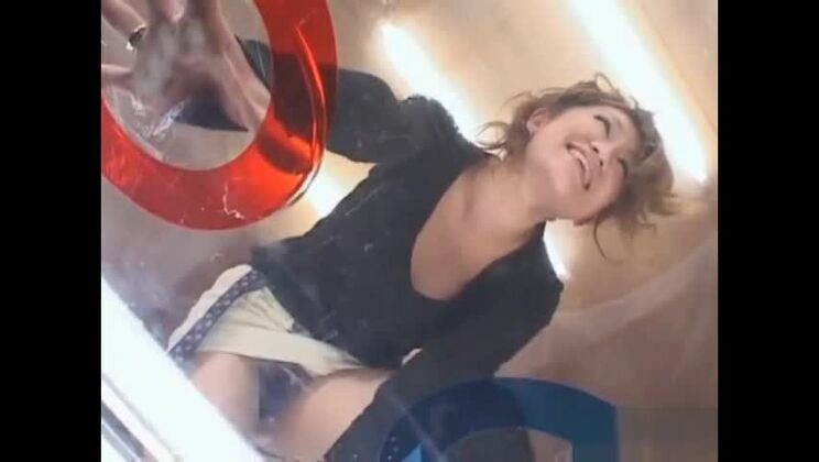 Reizende Asiatin in einem Hardcore-Pornovideo