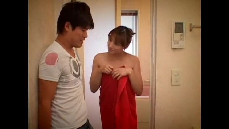 Bewundernswerte rothaarige Asiatin wird gefingert