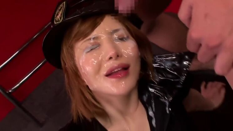 Schickes asiatisches Mädchen liebt Bukkake