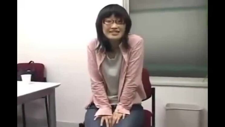 Göttliche, kleinbrüstige japanische Schlampe in heißem Amateurporno