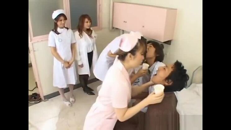 Hübsche asiatische Schlampe in Fetisch-Sexvideo