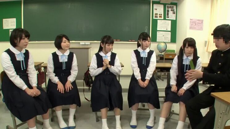 Attraktive japanische Dame im öffentlichen Raum