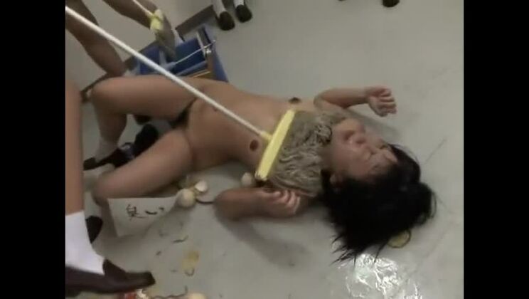 Attraktives japanisches Mädchen zeigt schönes Fetisch-Sexvideo in der Öffentlichkeit