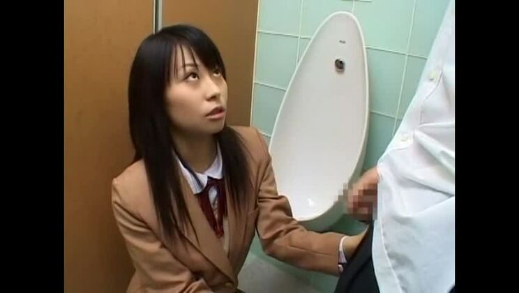 Atemberaubende brünette Asiatin bei einem fantastischen Amateur-Sexvideo an einem öffentlichen Ort