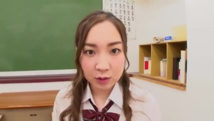 Wunderschöne orientalische Hure verkörpert ihren Fetischtraum