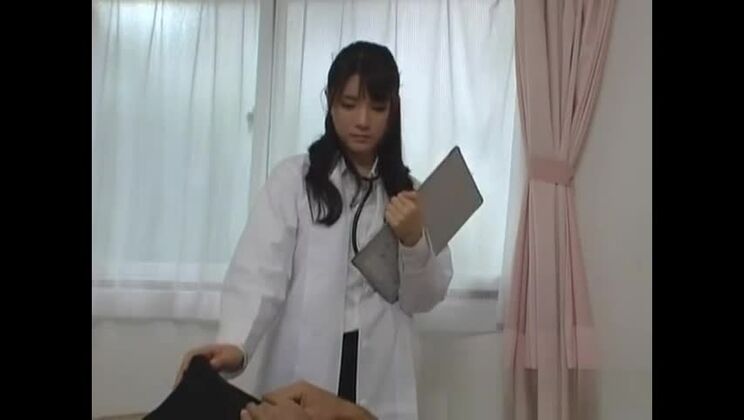 Elegante orientalische Schlampe in einem perversen Sexfilm