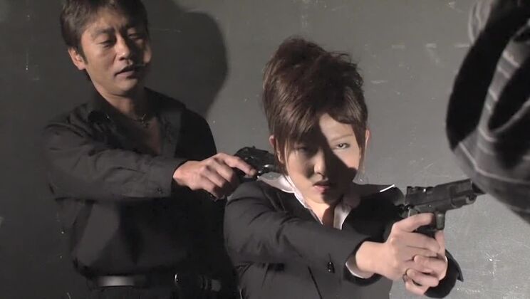 Hübsche japanische Prostituierte gibt eine perverse Fetisch-Performance