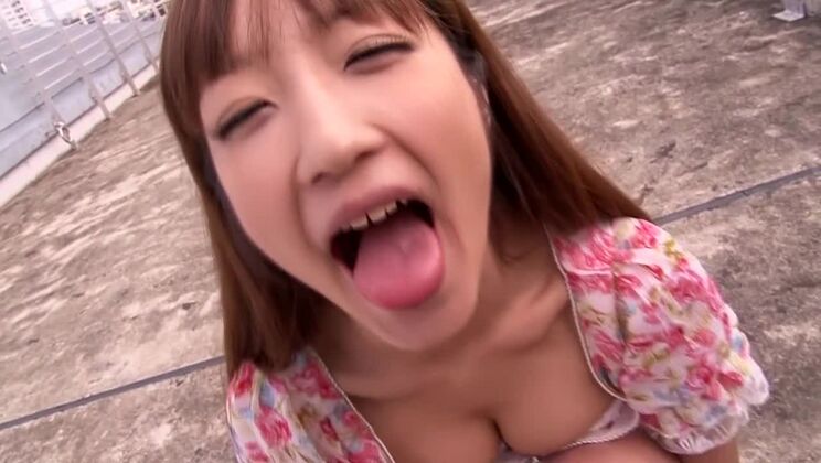 Wunderschöne Japanerin zeigt heißen Amateurporno im Freien