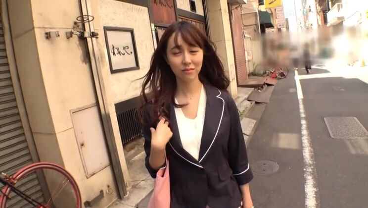 Göttliche japanische Schlampe bekommt heißen Bukkake