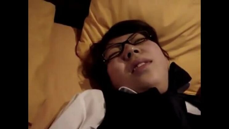 Reizende Asiatin in einem echten selbstgemachten Pornovideo