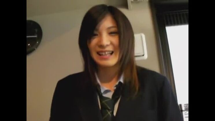 Verführerische japanische Freundin Miyu Akimoto in kostenlosem Fußfetisch-Pornofilm