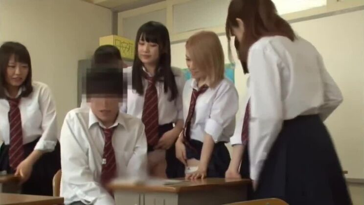 Atemberaubende dunkelhäutige asiatische Schlampe