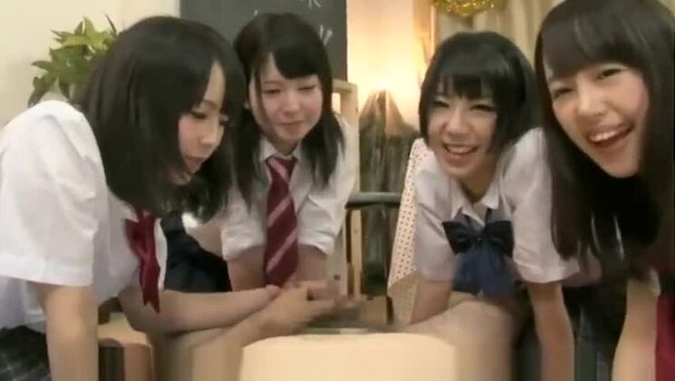 Attraktive asiatische Schlampe wurde beim Gruppensex gefickt