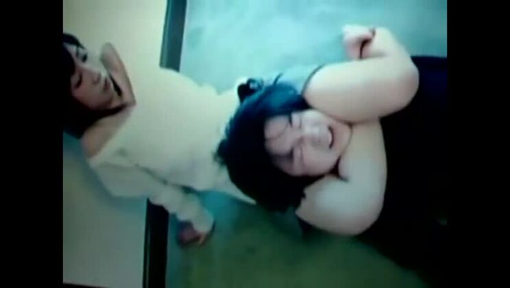 Reizende japanische Schlampe hat heißen Fetischspaß