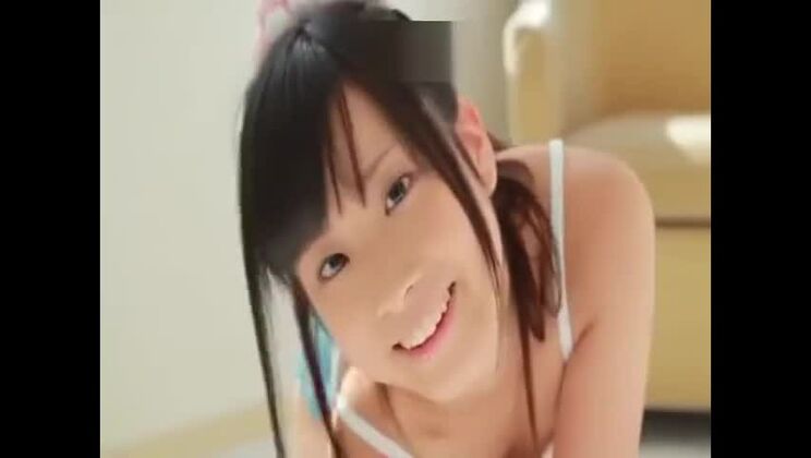 Eine elegante japanische Schlampe verkörpert ihren Fetischtraum