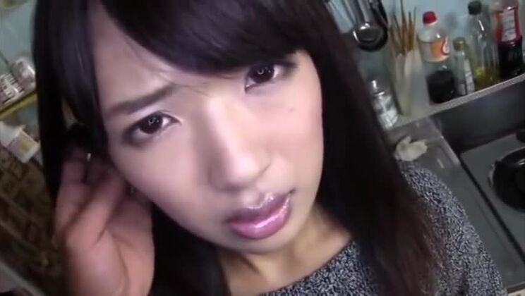 Eine bezaubernde, vollbusige Asiatin wurde in der Öffentlichkeit heftig durchgenommen.