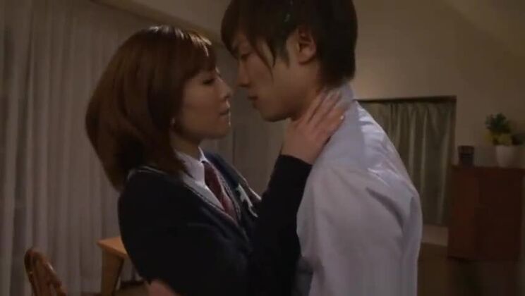 Die sexy, kleinbrüstige Japanerin Miku Hoshino kam durch Fingern zum Orgasmus.