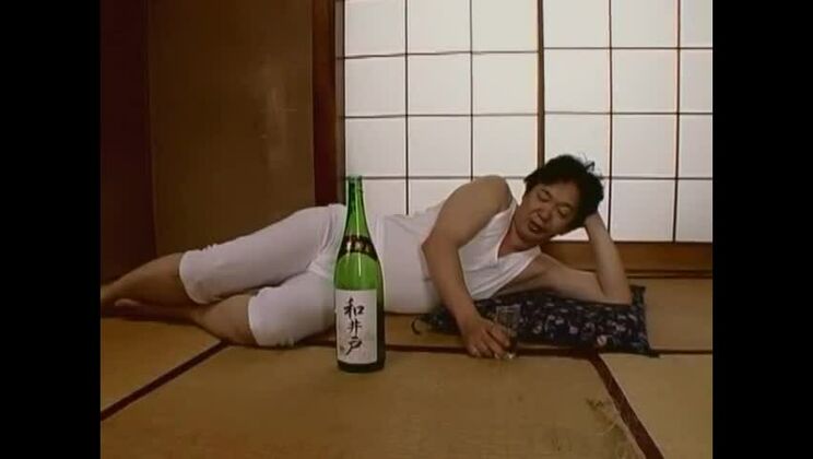 Göttliche orientalische verheiratete Frau Rio Kurusu