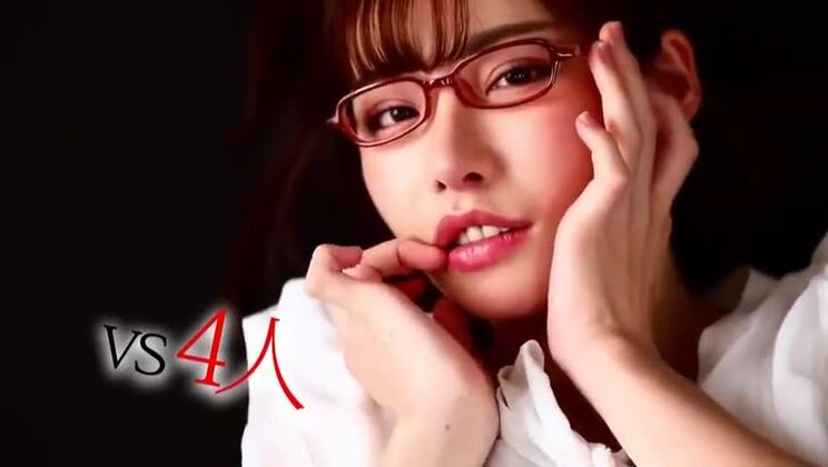 Wunderschöne, vollbusige Asiatin duscht sich in der Öffentlichkeit mit Sperma.