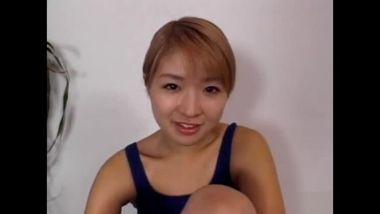 Hübsche asiatische Dame mit platinblondem Haar