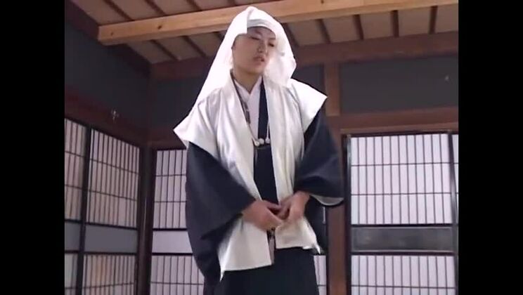 Atemberaubende japanische Schlampe gibt eine perverse Fetisch-Performance