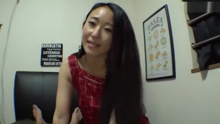 Ambrosische, kleinbrüstige orientalische Hure in Amateurpornos