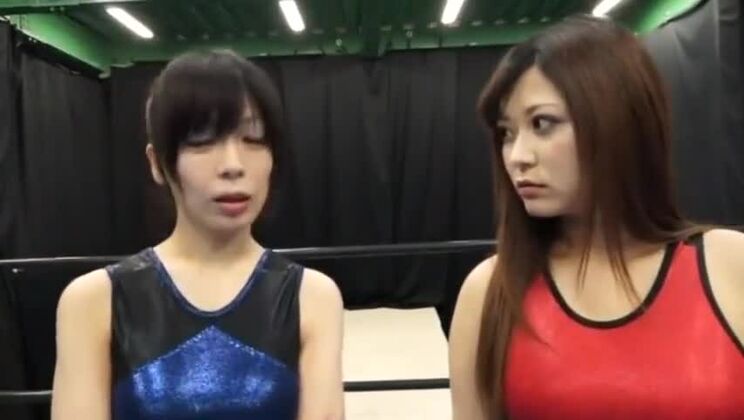 Die zierliche Japanerin Maaya Kurihara wird in einem anzüglichen Fetisch-XXX-Video neckisch geärgert.