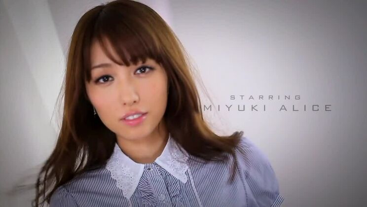 Bewundernswerte japanische verheiratete Frau