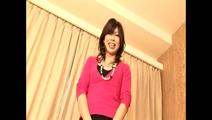 Eine japanische Frau mit üppiger Oberweite, die ein fantastisches Fußfetisch-Pornovideo vorführt