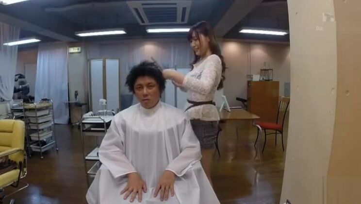 Attraktive, vollbusige Asiatin Huzzy in einem fantastischen Amateur-Sexvideo