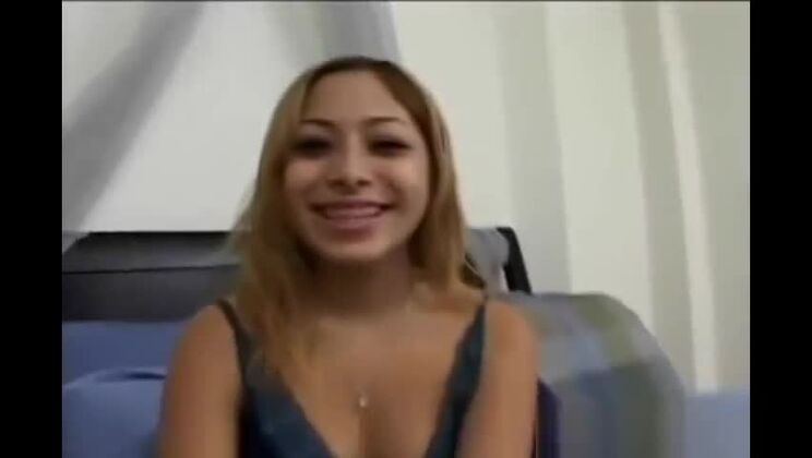 Zuckerbuschige asiatische Hure bekommt heißen Bukkake