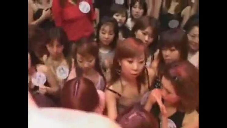 Bonny, flachbrüstige asiatische Sekretärin Saki Ninomiya