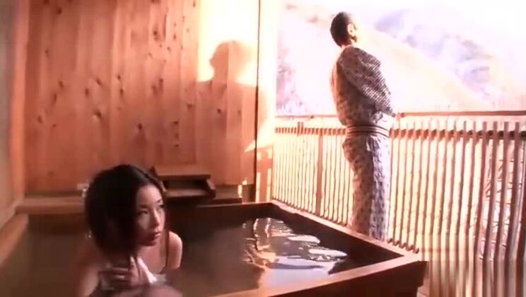 Attraktiver japanischer Kerl steht auf Bukkake.