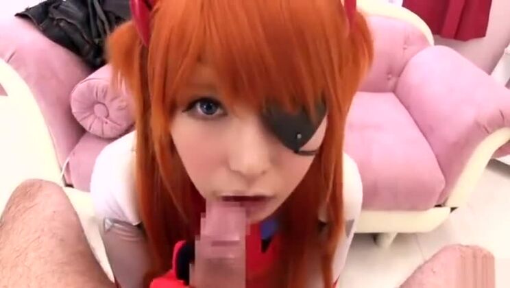 Eine bezaubernde, üppige Japanerin gibt eine Fetisch-Performance.