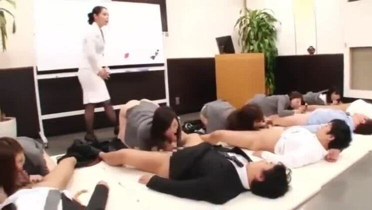 Attraktive orientalische Prostituierte bei einer wilden Gruppenvergewaltigungsszene in der Öffentlichkeit