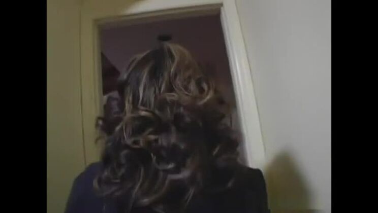 Die hübsche, kleinbrüstige Japanerin Kaiya Lynn bekommt einen Spermaspritzer ins Gesicht.