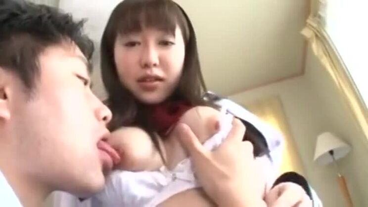 Verführerische blonde orientalische Huzzy beim Bukkake-Akt