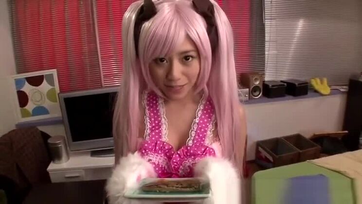 Asiatin mit pinken Haaren zeigt ihre große, behaarte Scham.