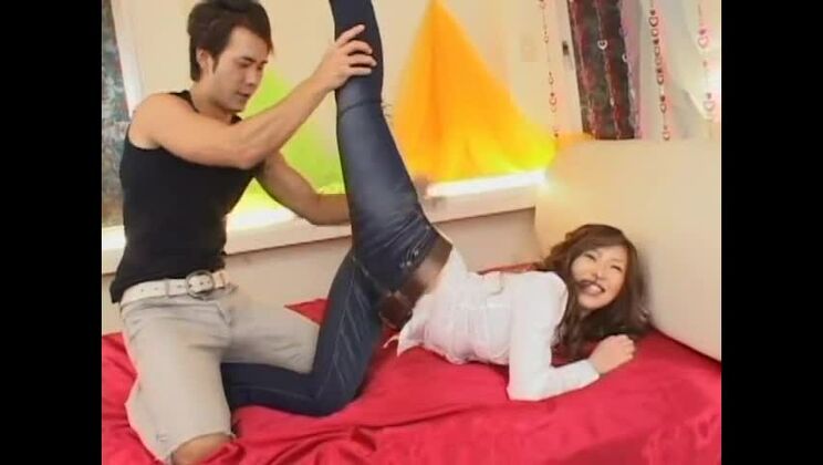 Erstaunliche japanische Hure Kanako Tsuchiya, Kaori Fukita, Seira Takagi in der JAV-Szene mit fabelhaften großen Titten und Dessous