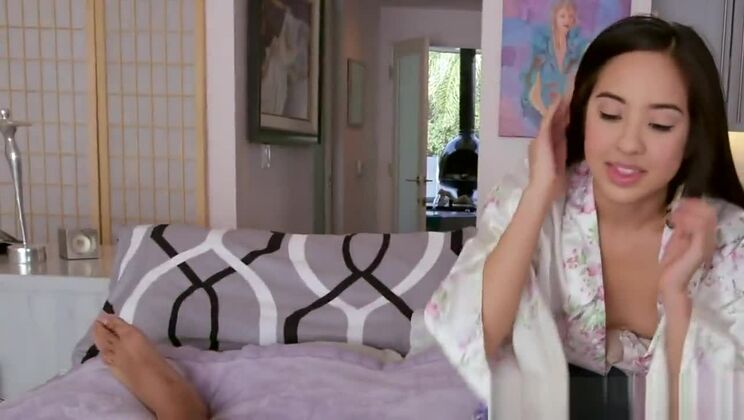 Zierliche asiatische Amateurin lutscht schwarzen Schwanz