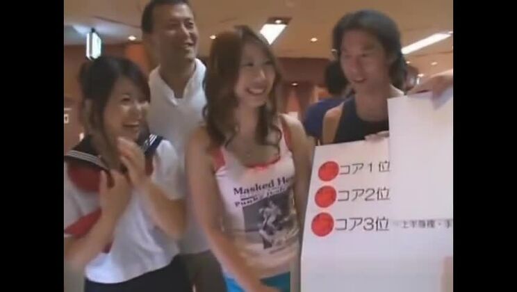 Asiatische Mädchen verlieren ihre Kleidung