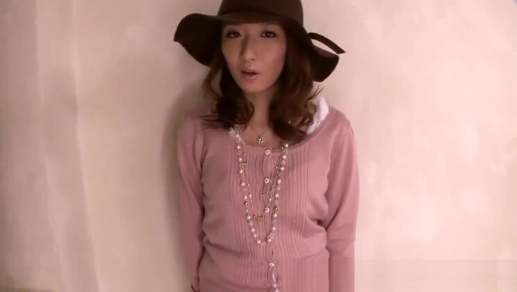 Japanisches Mädchen wird von hinten gefickt und bekommt dann eine riesige Ladung ab.