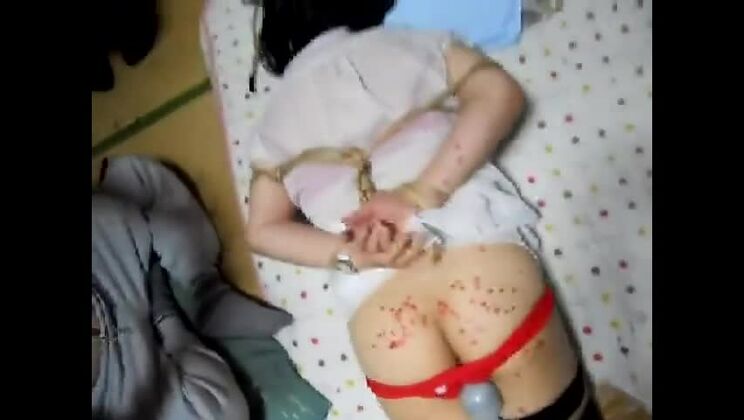 Vibe- und Wachsspiele zu Fujiko, die mit einem Seil gefesselt ist